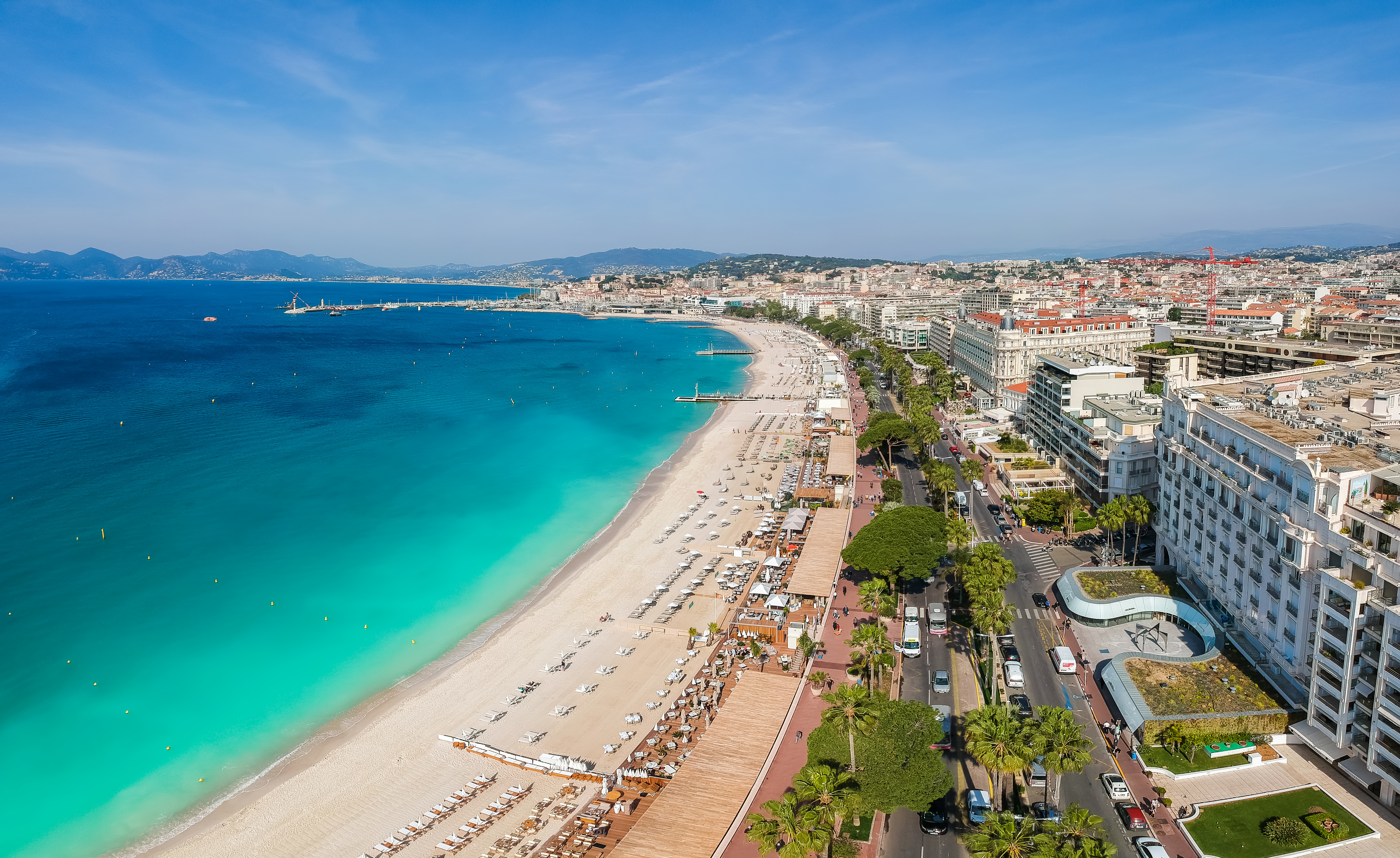 Luftfoto af Cannes strand og Promenade de la Croisette på den franske riviera med turkisblåt Middelhav og luksuriøse hoteller