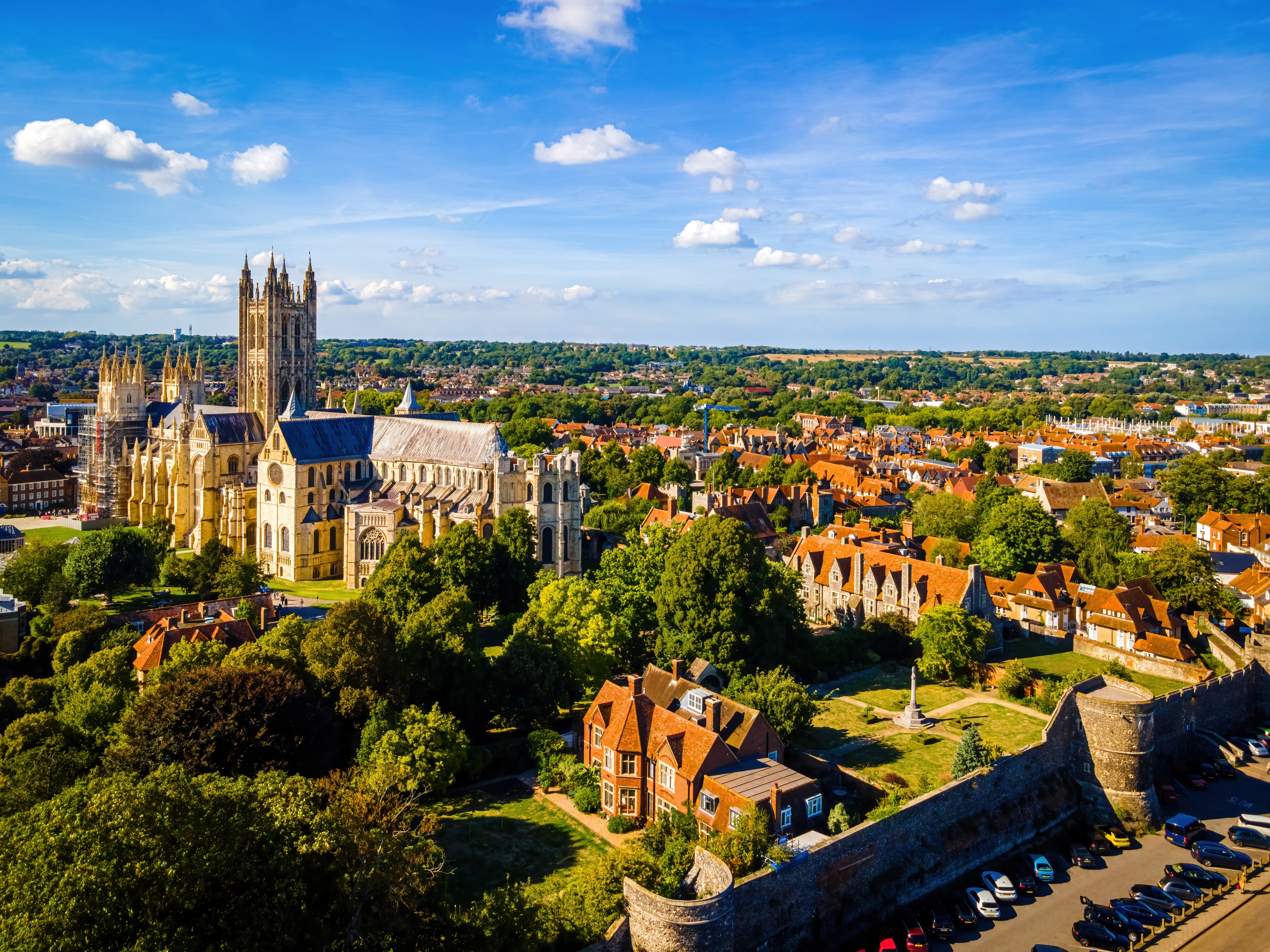 Luftfoto af Canterbury Cathedral og den historiske middelalderbys skyline i Kent, det sydøstlige England