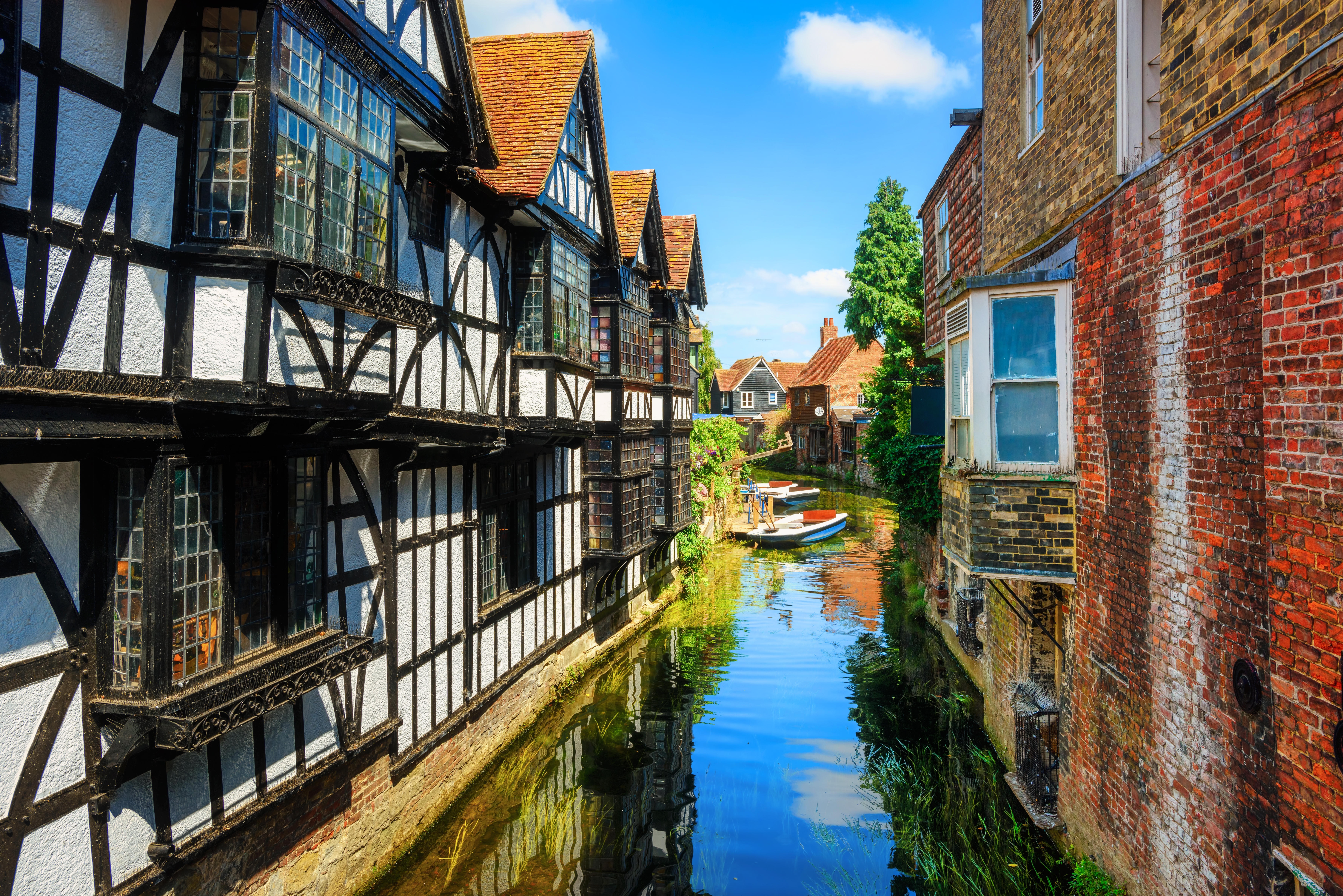 Middelalderlige bindingsværkshuse ved floden Stour i den historiske gamle bydel i Canterbury, Kent, England