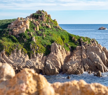 Betagende udsigt over den azurblå kyst ved Cap Camarat nær Saint-Tropez med klipper, fyrtårn og det krystalklare Middelhav