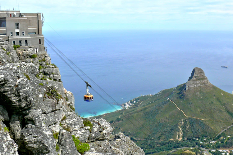 Betagende udsigt over Lions Head-bjerget og Table Bay set fra øvre kabelbanestation på Table Mountain i Cape Town, Sydafrika