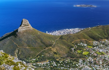 Betagende panoramaudsigt over Cape Town med Løvehovedet, Signal Hill og Robben Island i baggrunden, Sydafrika