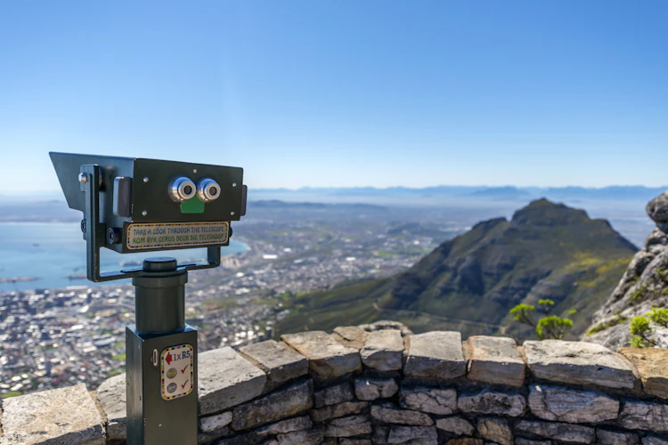 Panoramaudsigt over Cape Town og Table Mountain fra udsigtspunkt med kikkert