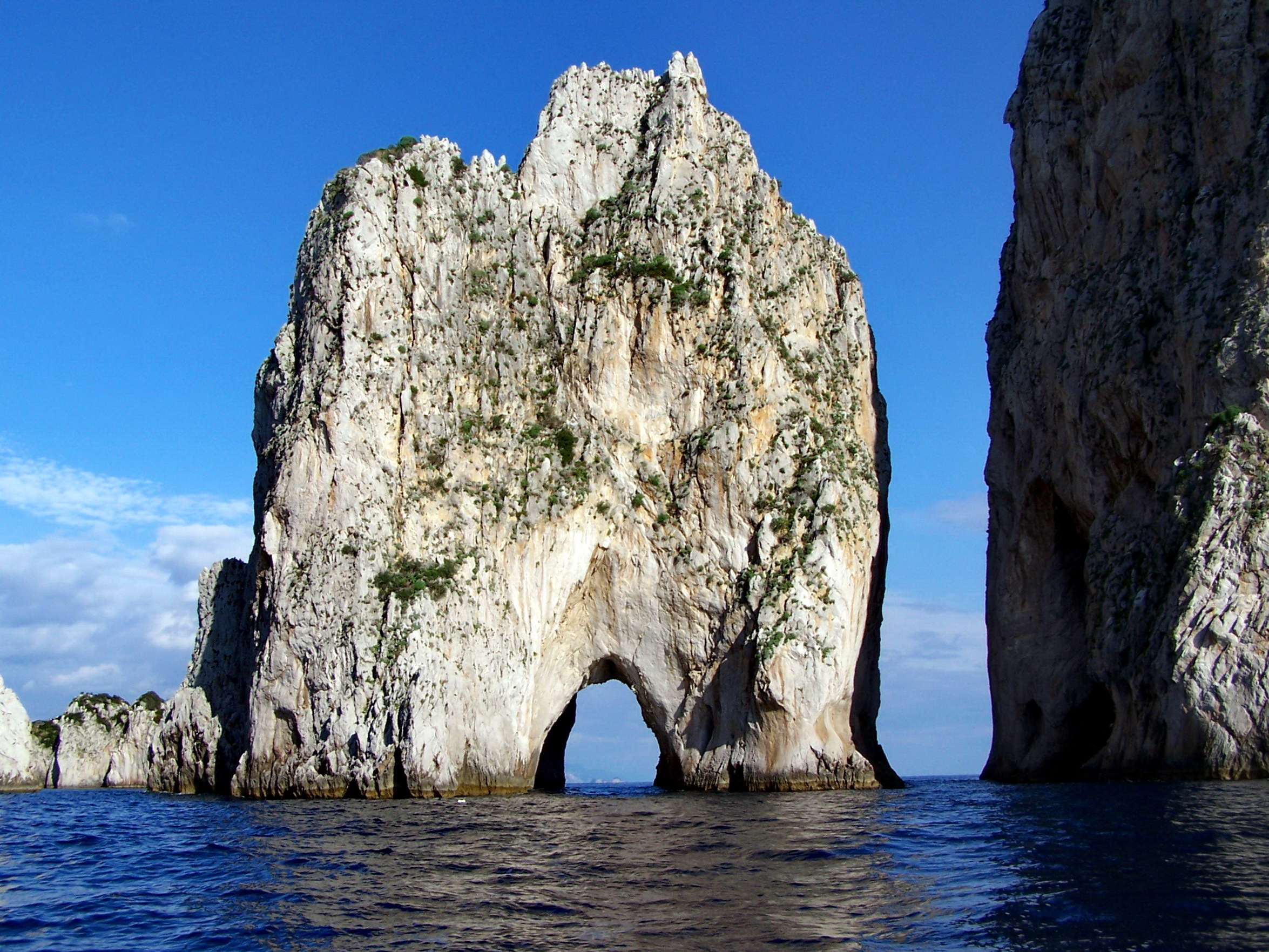 Berømte Faraglioni klippeformationer med naturlig bue i det krystalblå Middelhav ved Capri Italien