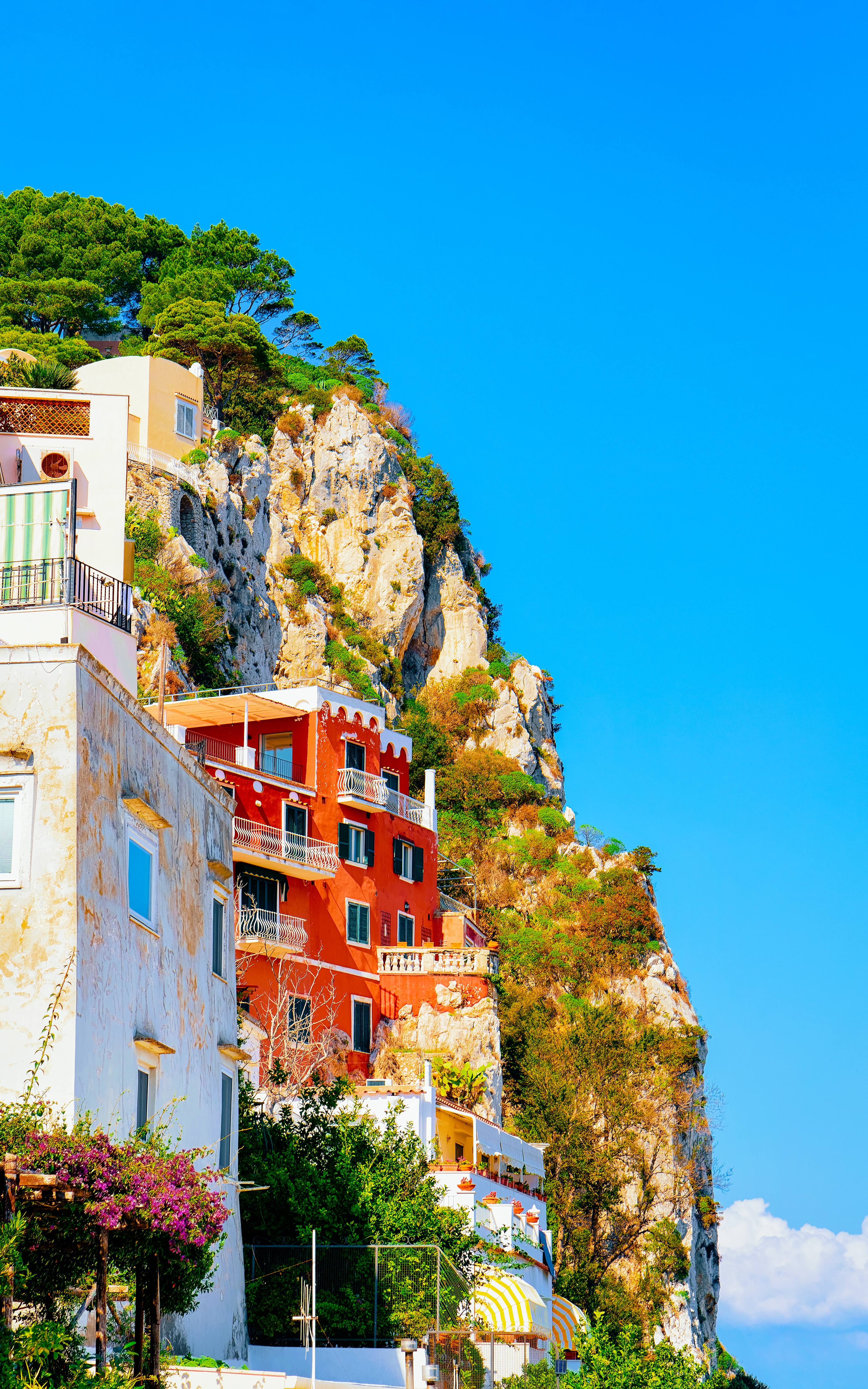 Farverige villaer på klipperne ved Capri i Italien med udsigt over det azurblå Middelhav og frodig vegetation i Anacapri
