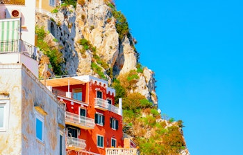 Farverige villaer på klipperne ved Capri i Italien med udsigt over det azurblå Middelhav og frodig vegetation i Anacapri
