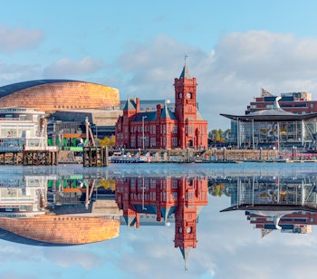 Smuk panoramaudsigt over Cardiff Bay med ikoniske bygninger og roligt vand i Wales, Storbritannien