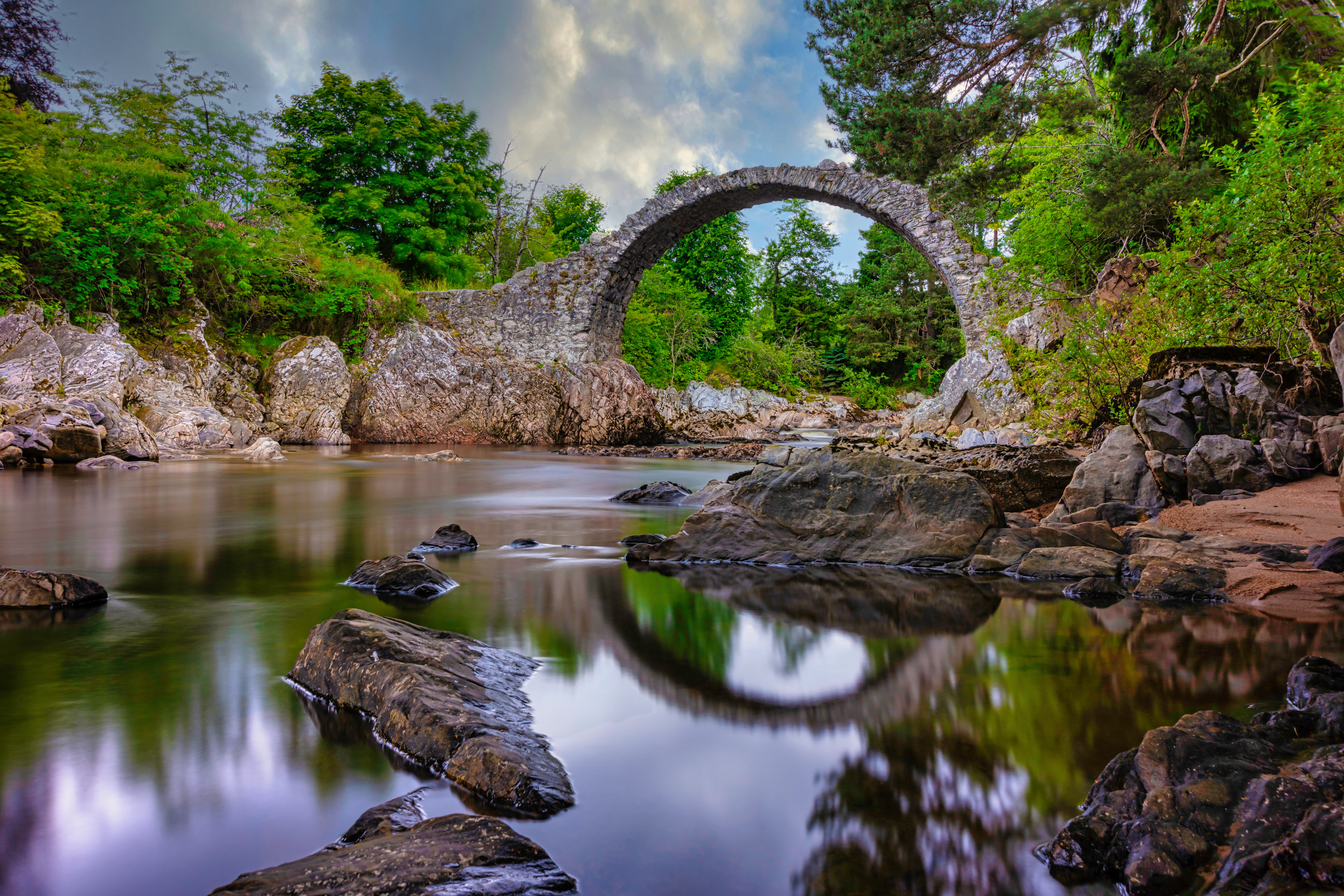 Historisk stenbroen Carrbridge over Dulnain floden i Cairngorms Nationalpark