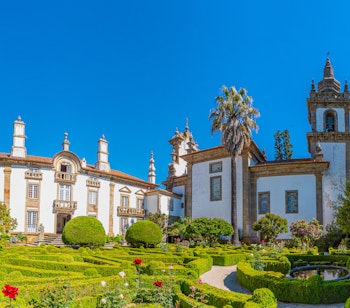 Det historiske barokslot Casa de Mateus med velholdte haver og vandspejl i Vila Real, Portugal