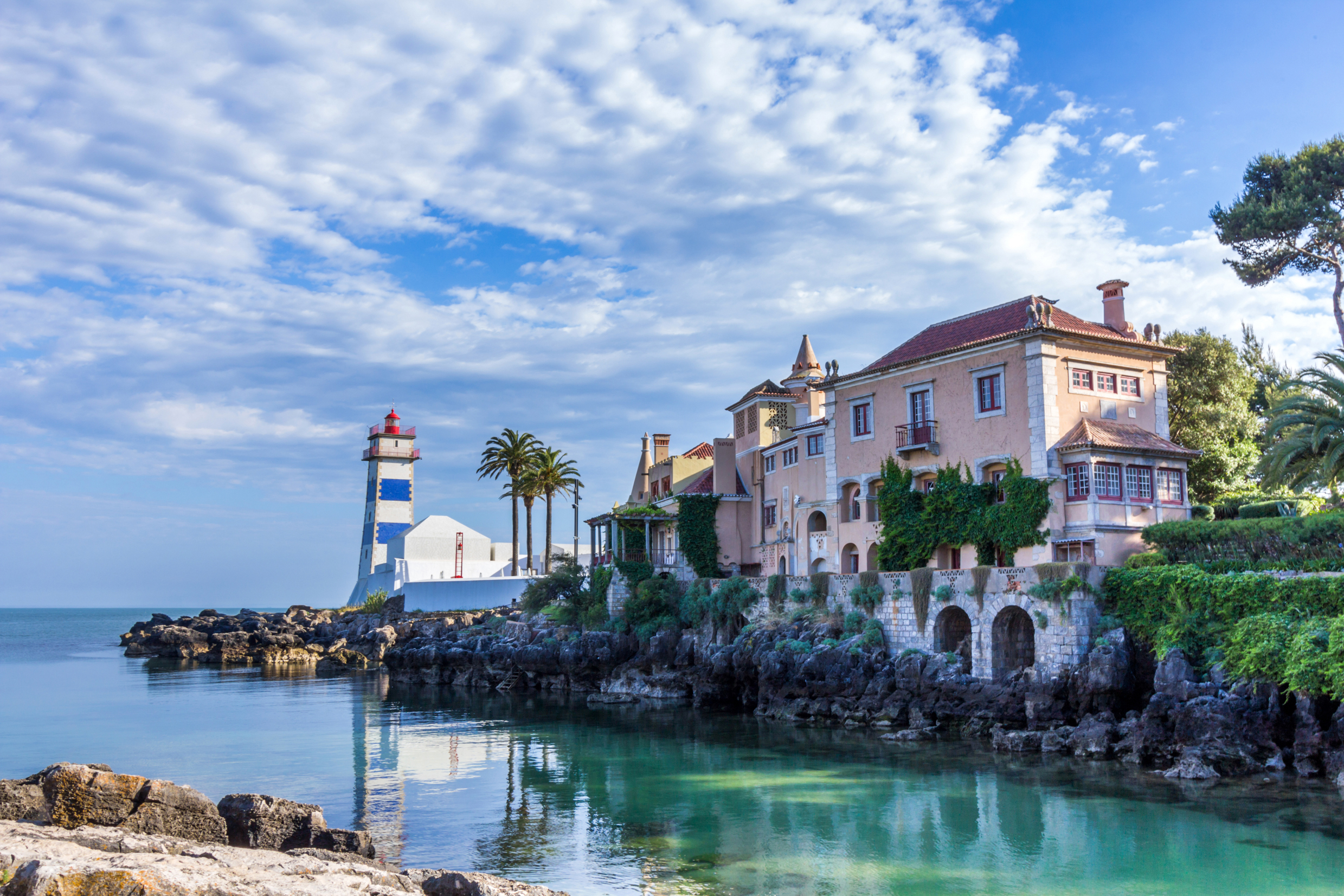 Smukt kystlandskab med fyrtårn og historiske bygninger i Cascais Portugal