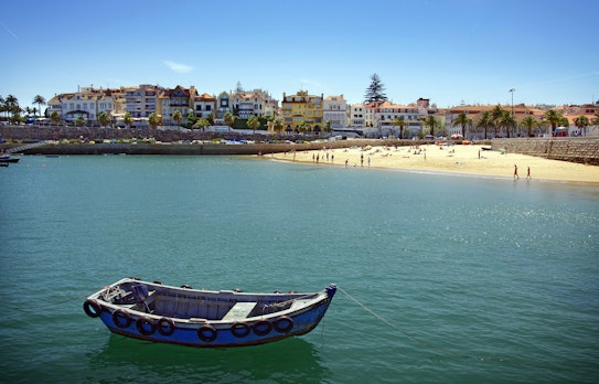 Malerisk panoramaudsigt over Cascais kystby i Portugal med farverige bygninger, lystbådehavn og azurblåt hav
