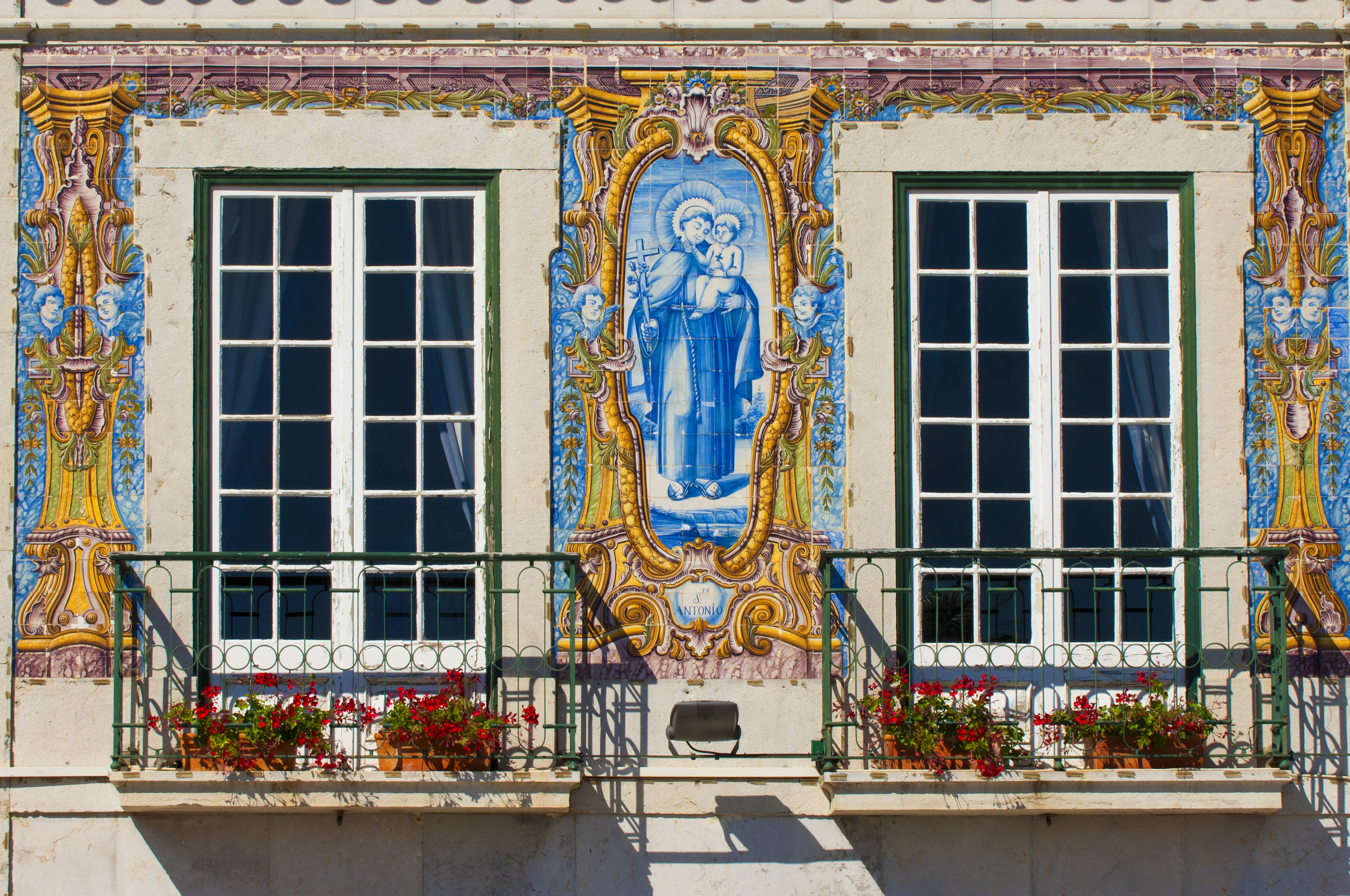 Historisk facade på Cascais Rådhus med traditionelle blå og gyldne azulejo-fliser, der viser portugisisk kulturarv ved Lissabon-kysten