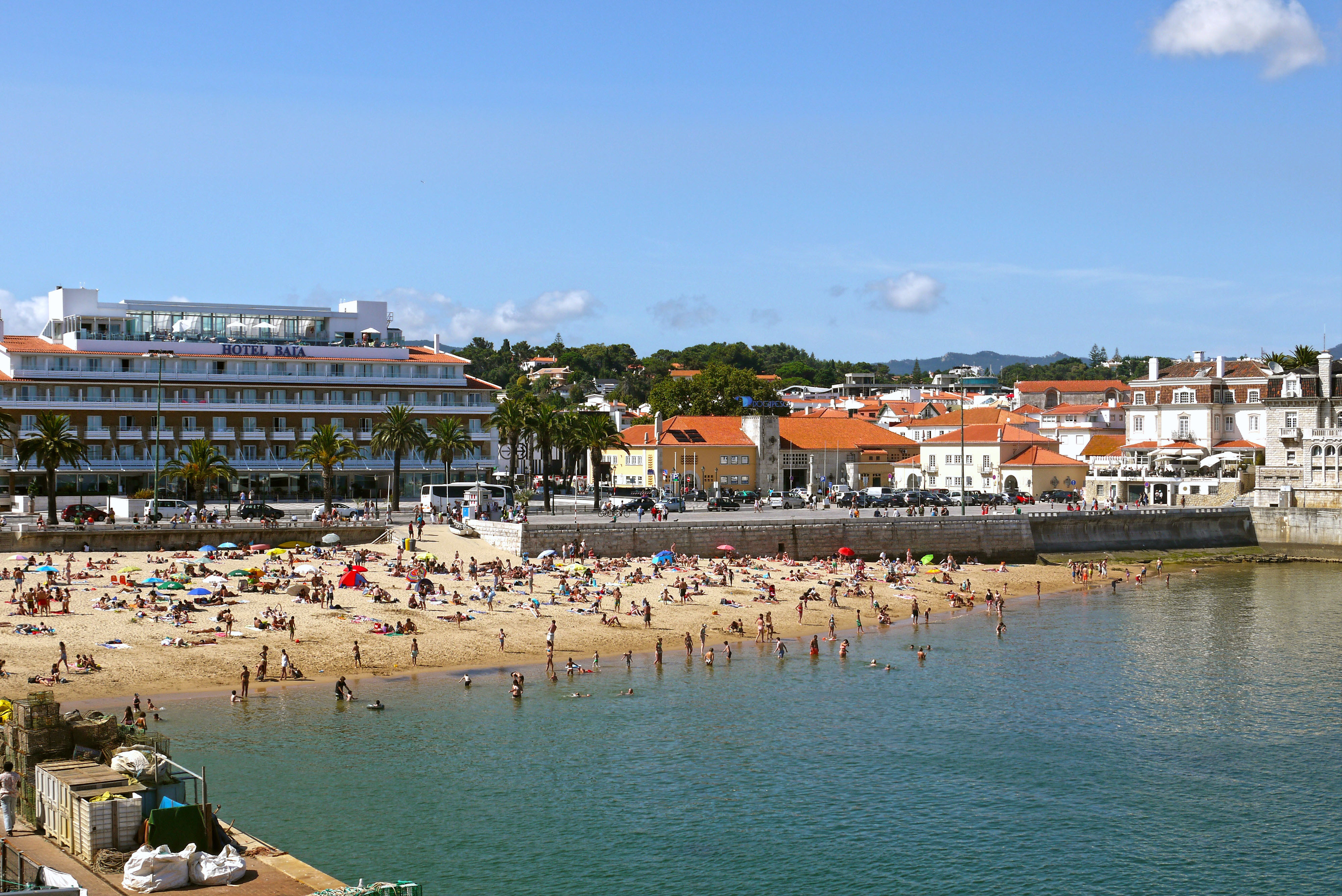 Smuk udsigt over den gyldne sandstrand og kystlinje i Cascais, en populær ferieby tæt på Lissabon i Portugal
