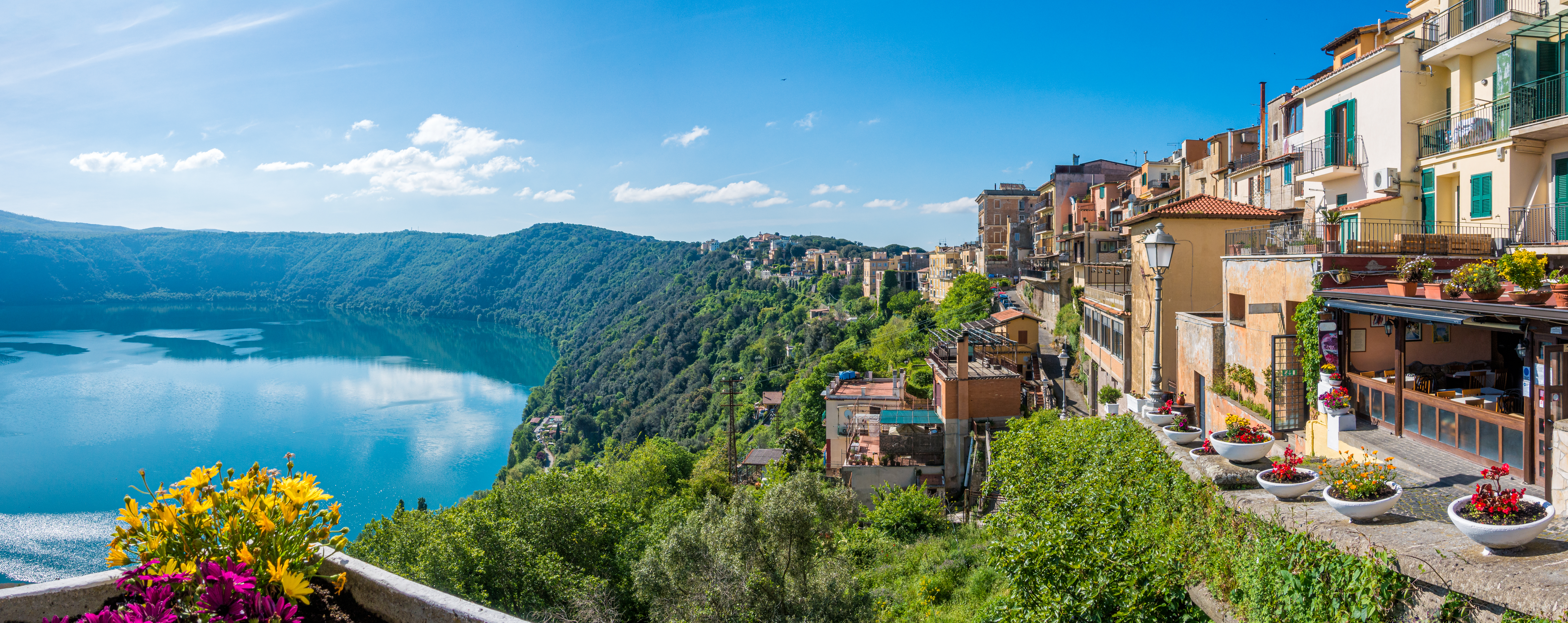 Panoramaudsigt over Castel Gandolfo ved Albano-søen med farverige italienske huse