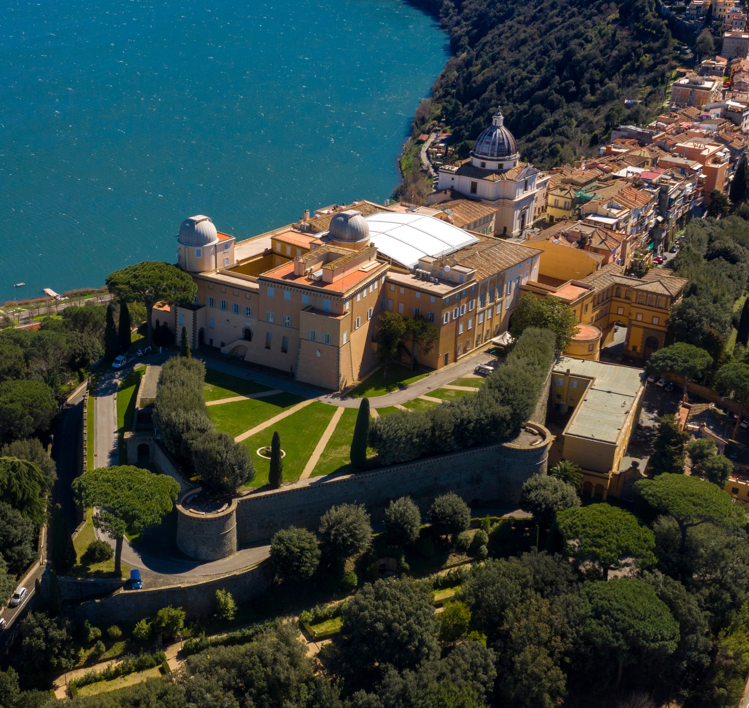 Luftfoto af det pavelige palads Castel Gandolfo med udsigt over Lago Albano nær Rom, Italien
