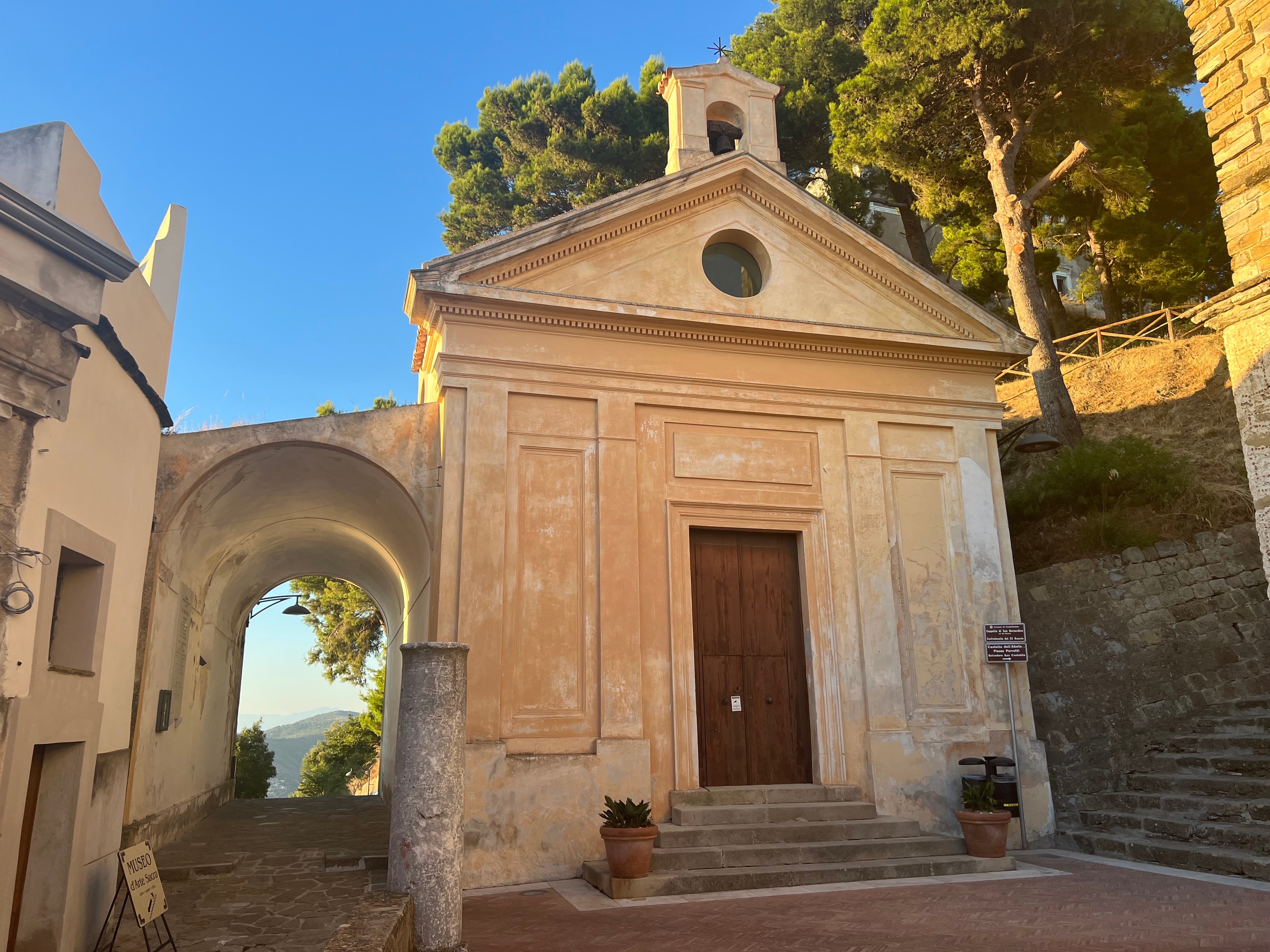 Historisk stenkirke i den middelalderlige bjerglandsby Castellabate med udsigt over Salerno-bugten