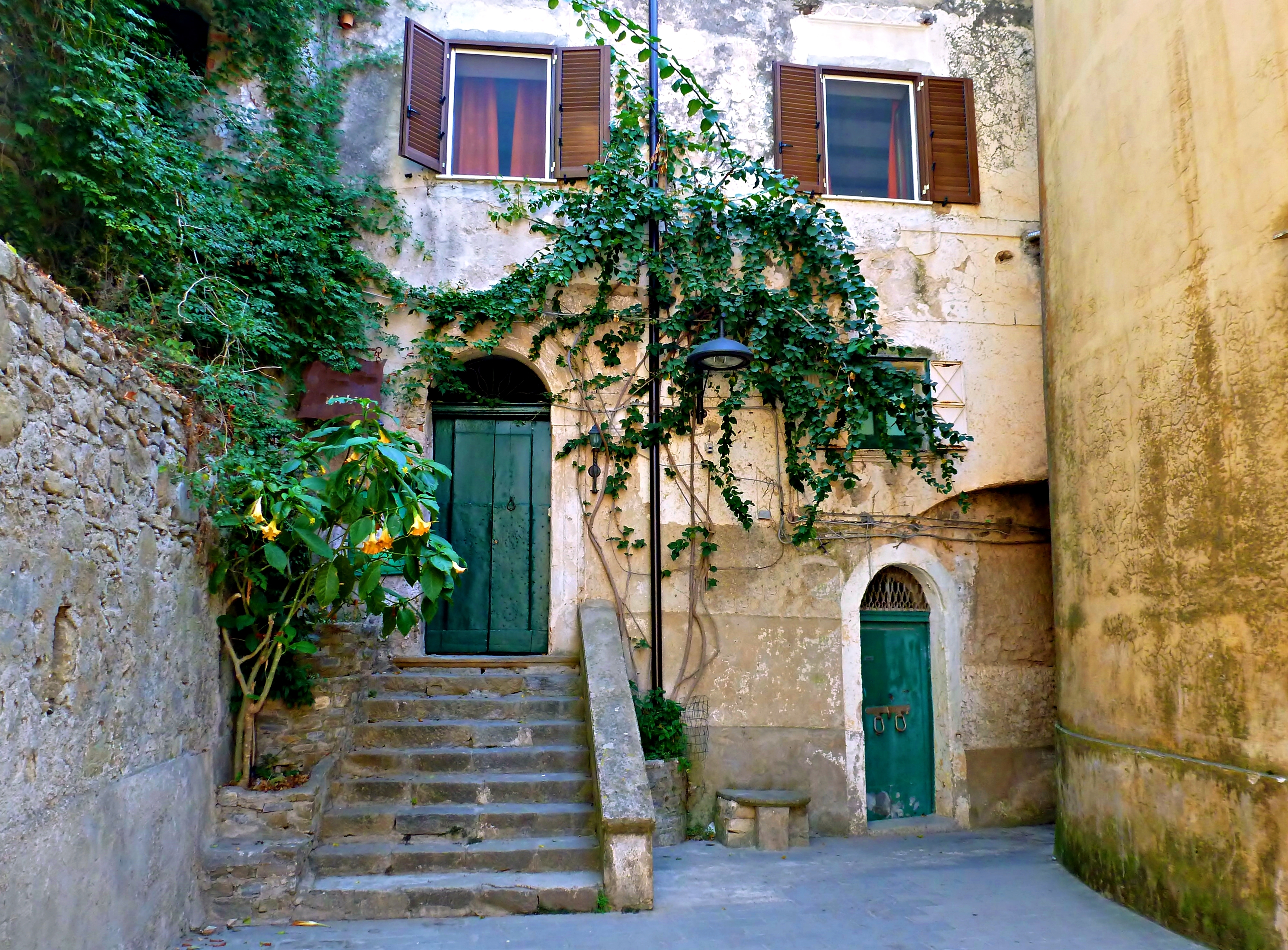 Charmerende smalle brostensbelagte gade i den historiske middelalderby Castellabate i Syditalien