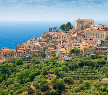 Panoramaudsigt over middelalderbyen Castellabate med det azurblå Middelhav i baggrunden i Cilento-regionen, Syditalien
