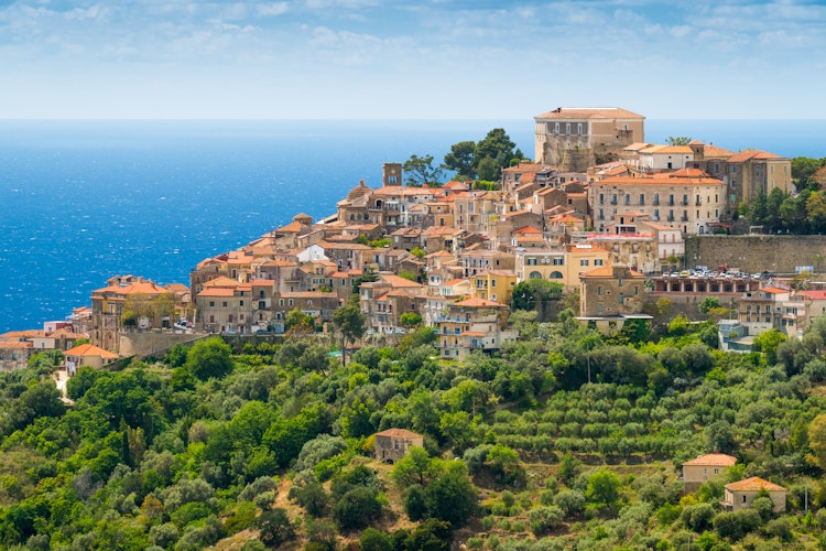Panoramaudsigt over middelalderbyen Castellabate med det azurblå Middelhav i baggrunden i Cilento-regionen, Syditalien