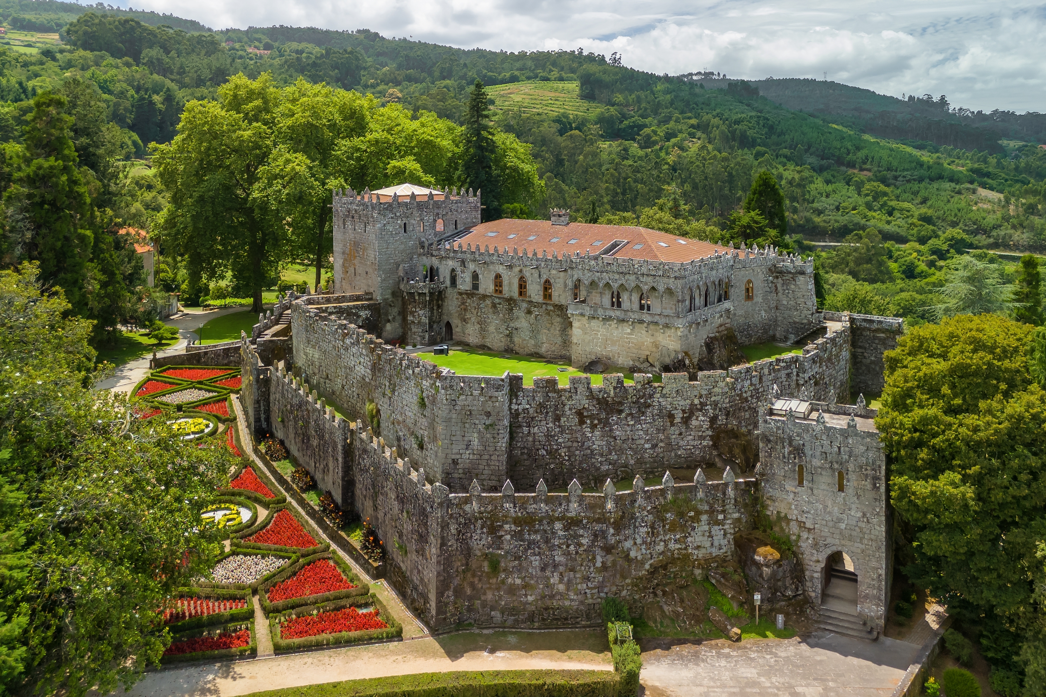 Luftfoto af Castelo de Soutomaior, en historisk middelalderborg fra 1100-tallet omgivet af park med kameliaer i Galicien, Spanien