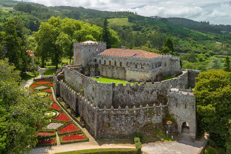 Luftfoto af Castelo de Soutomaior, en historisk middelalderborg fra 1100-tallet omgivet af park med kameliaer i Galicien, Spanien