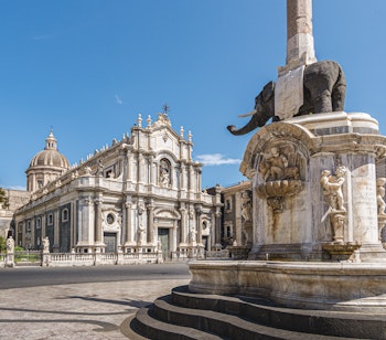 Den historiske elefantfontæne fra 1737 og Domkirken Sant'Agata på hovedtorvet i Catania, Sicilien