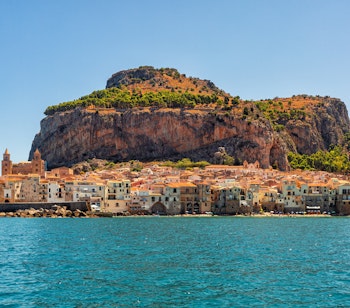Panoramaudsigt over Cefalù kystby på Sicilien med den imponerende normanniske katedral og La Rocca-bjerget ved Middelhavet