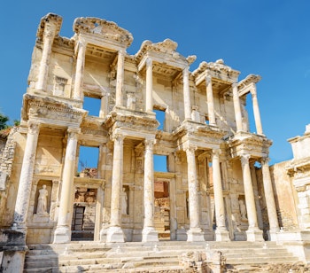 Det majestætiske Celsus-bibliotek i antikke Efesus med imponerende søjler og statuer - en af Tyrkiets mest berømte historiske seværdigheder nær Selcuk