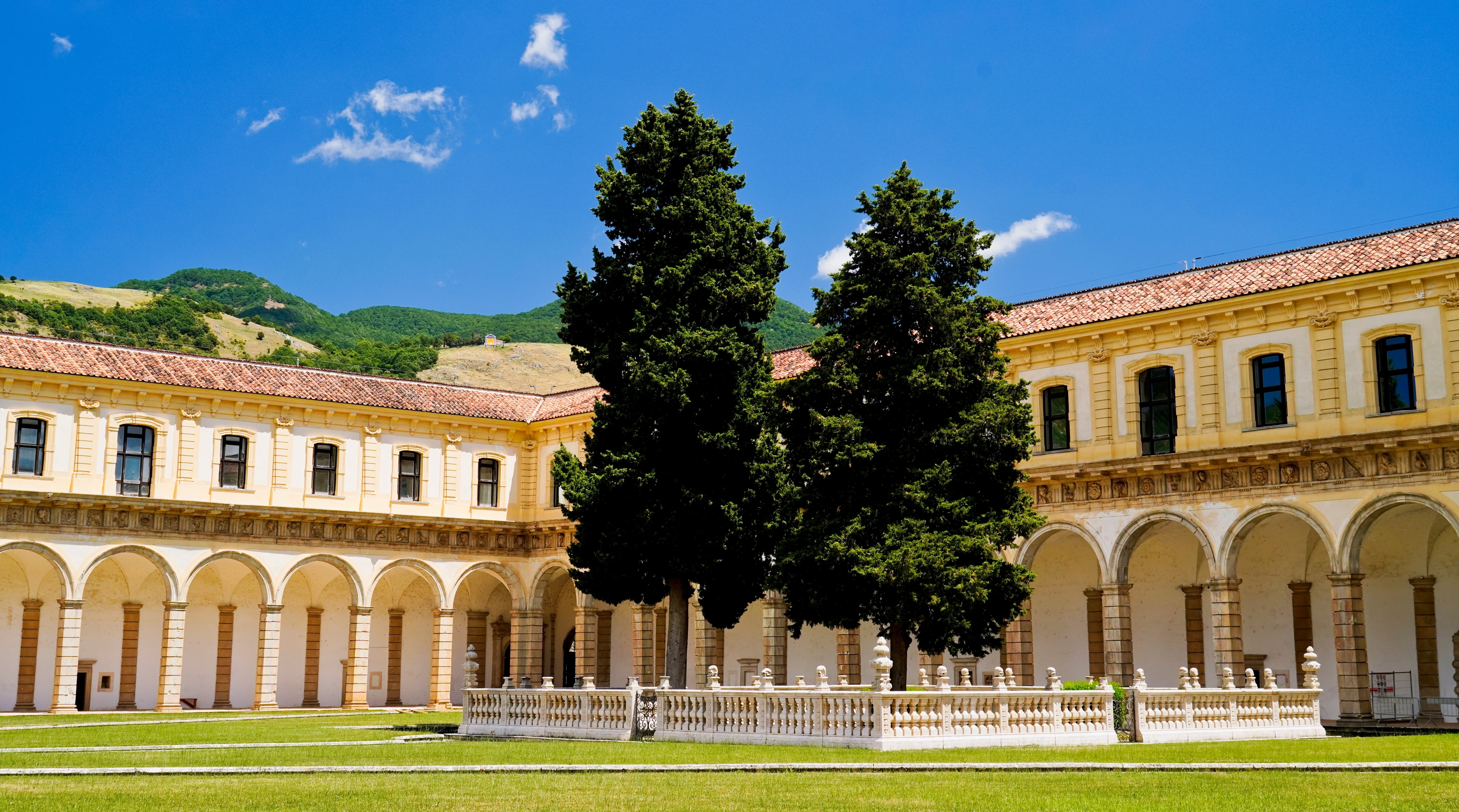 Historisk Certosa di Padula kloster med klassiske stenbuer og søjler i Italien