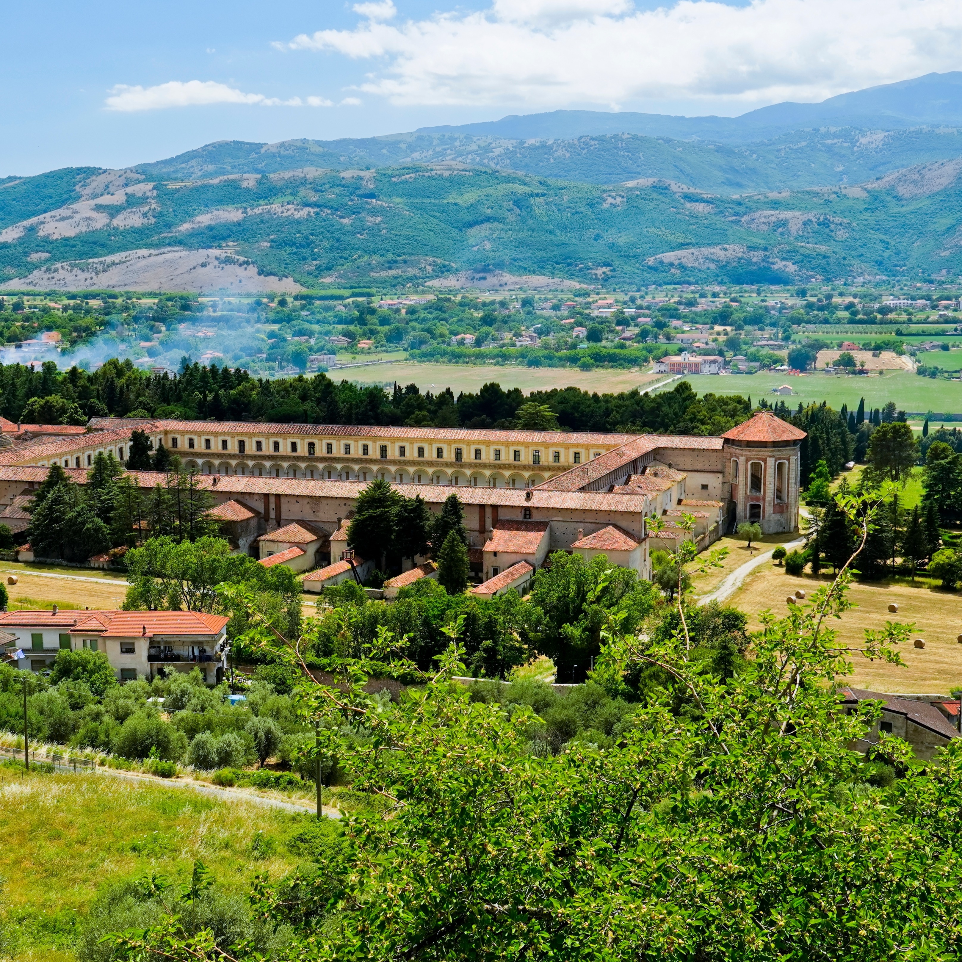 Historisk Certosa di Padula kloster med gammel stenarkitektur i Salerno Campanien Italien