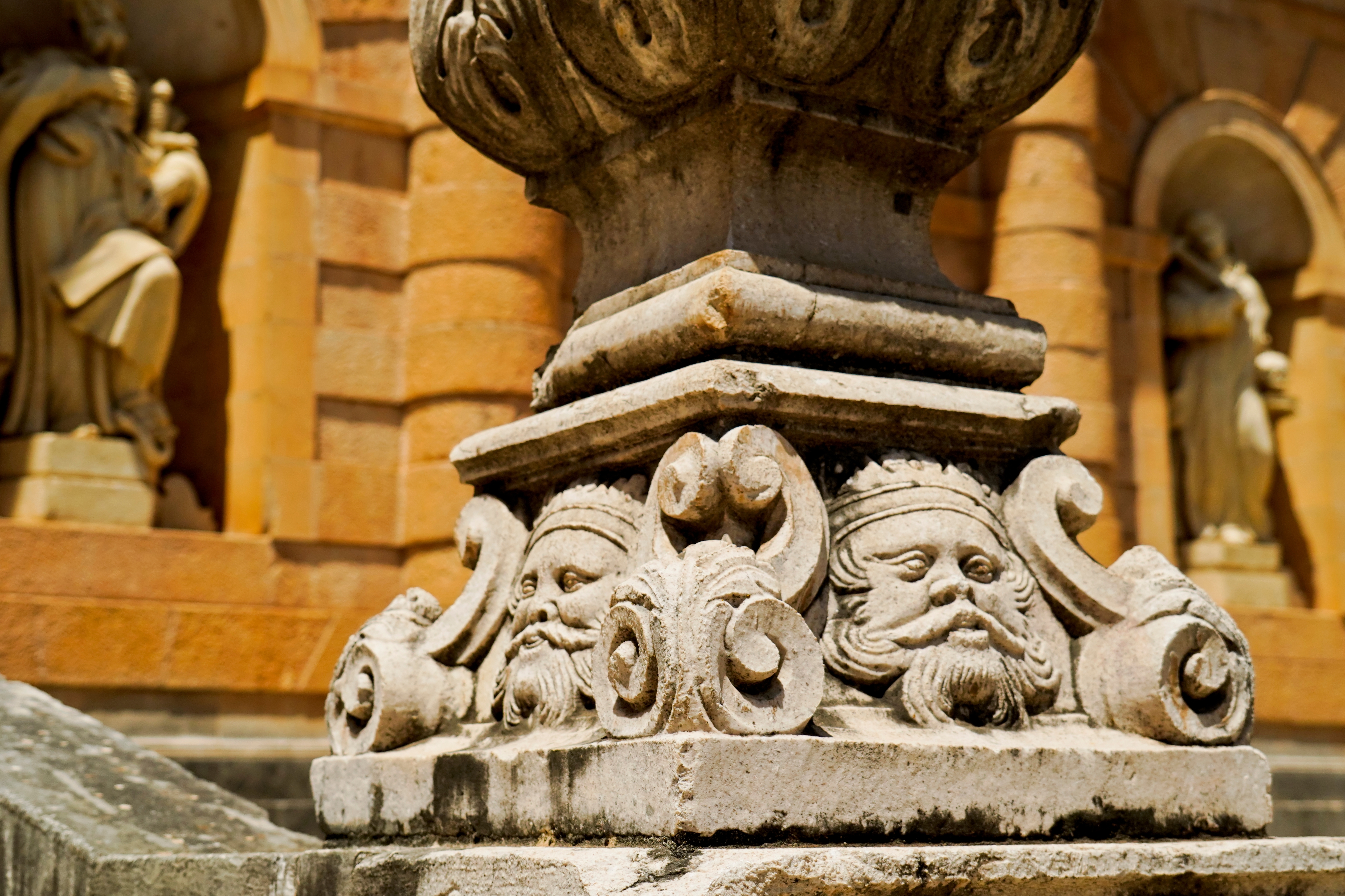 Historiske stenudskårne søjlekapitæler med udsmykkede detaljer på Certosa di Padula kloster, UNESCO verdensarvssted i Italien
