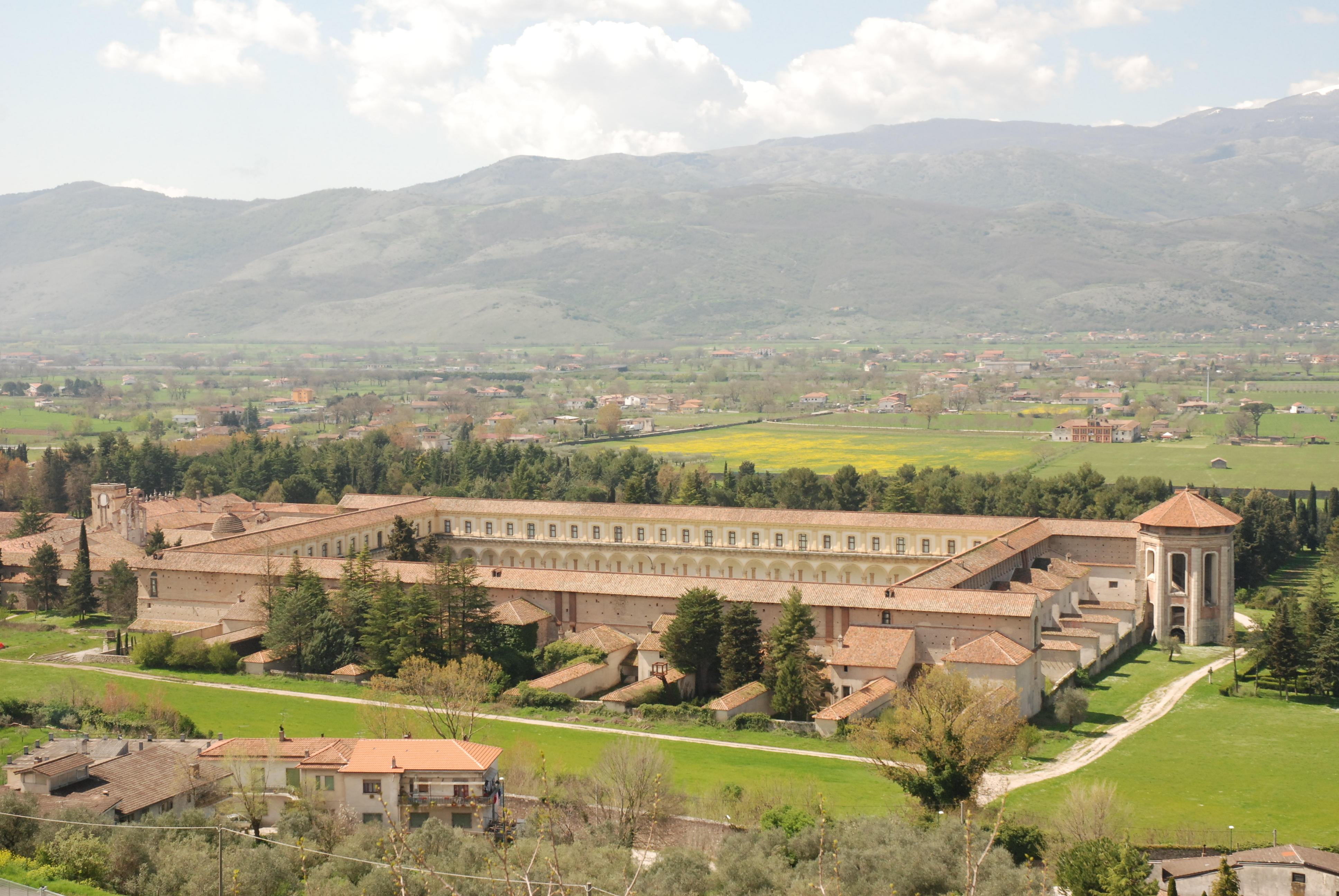 Luftfoto af Certosa di San Lorenzo klosterkompleks i Padula, Kampanien, Italien