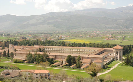 Luftfoto af Certosa di San Lorenzo klosterkompleks i Padula, Kampanien, Italien