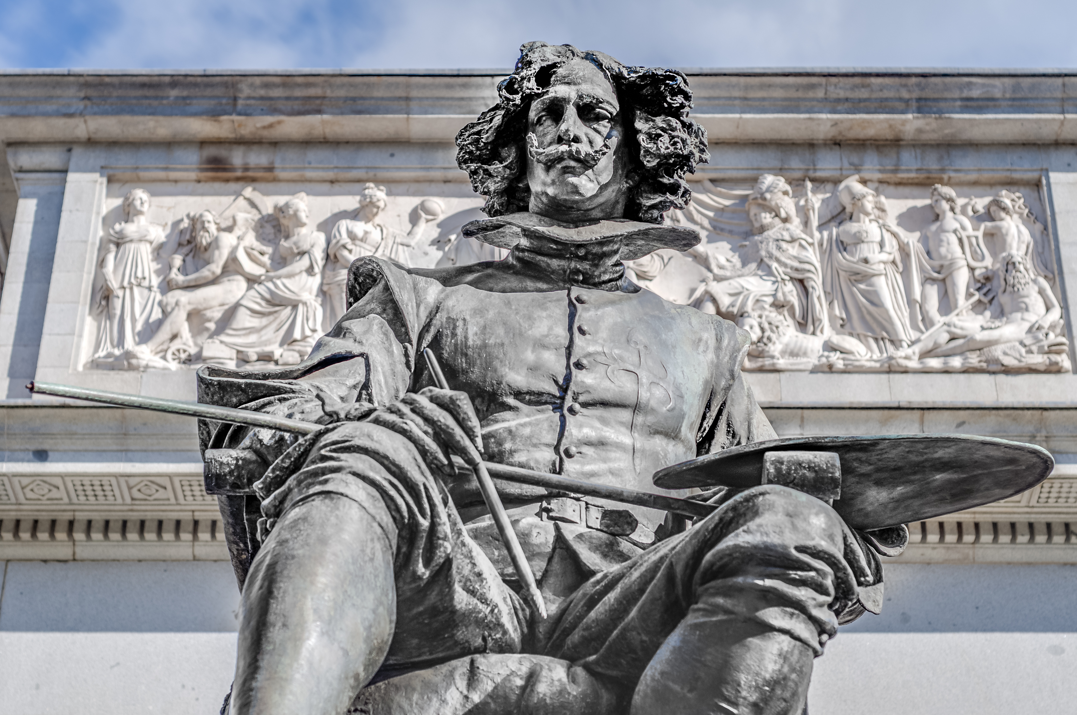 Den ikoniske Cervantes-statue foran det historiske Prado-museum i Madrid, Spaniens kulturelle hjerte