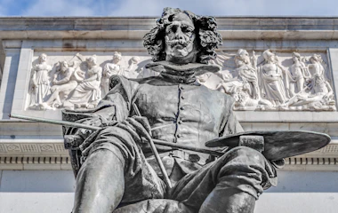 Den ikoniske Cervantes-statue foran det historiske Prado-museum i Madrid, Spaniens kulturelle hjerte