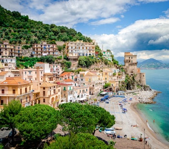 Smuk kystby Cetara på Amalfi-kysten i Italien med farverige huse og middelhavsstrand