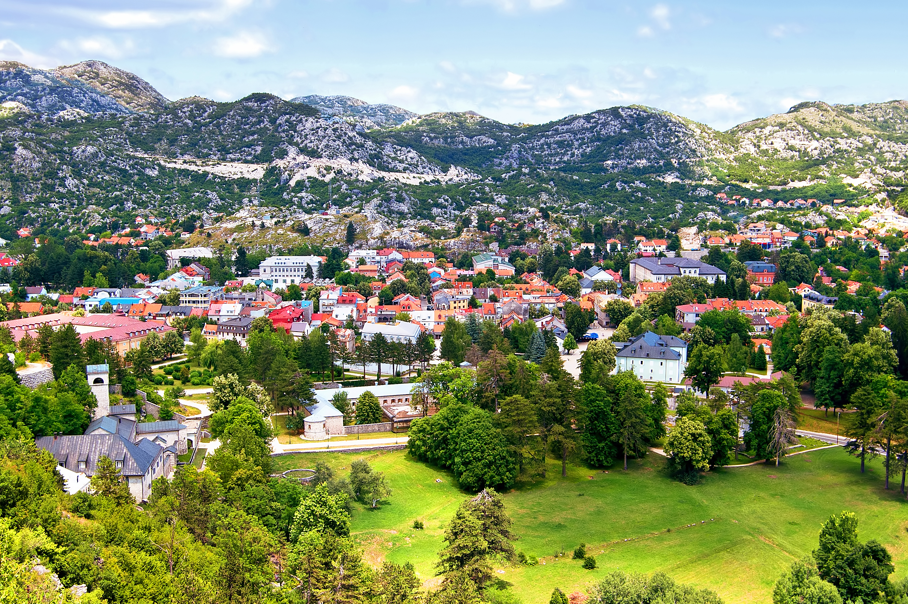 Luftfoto af Cetinje by i Montenegro med bjerglandskab