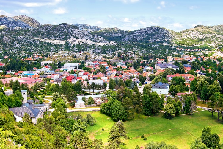 Luftfoto af Cetinje by i Montenegro med bjerglandskab
