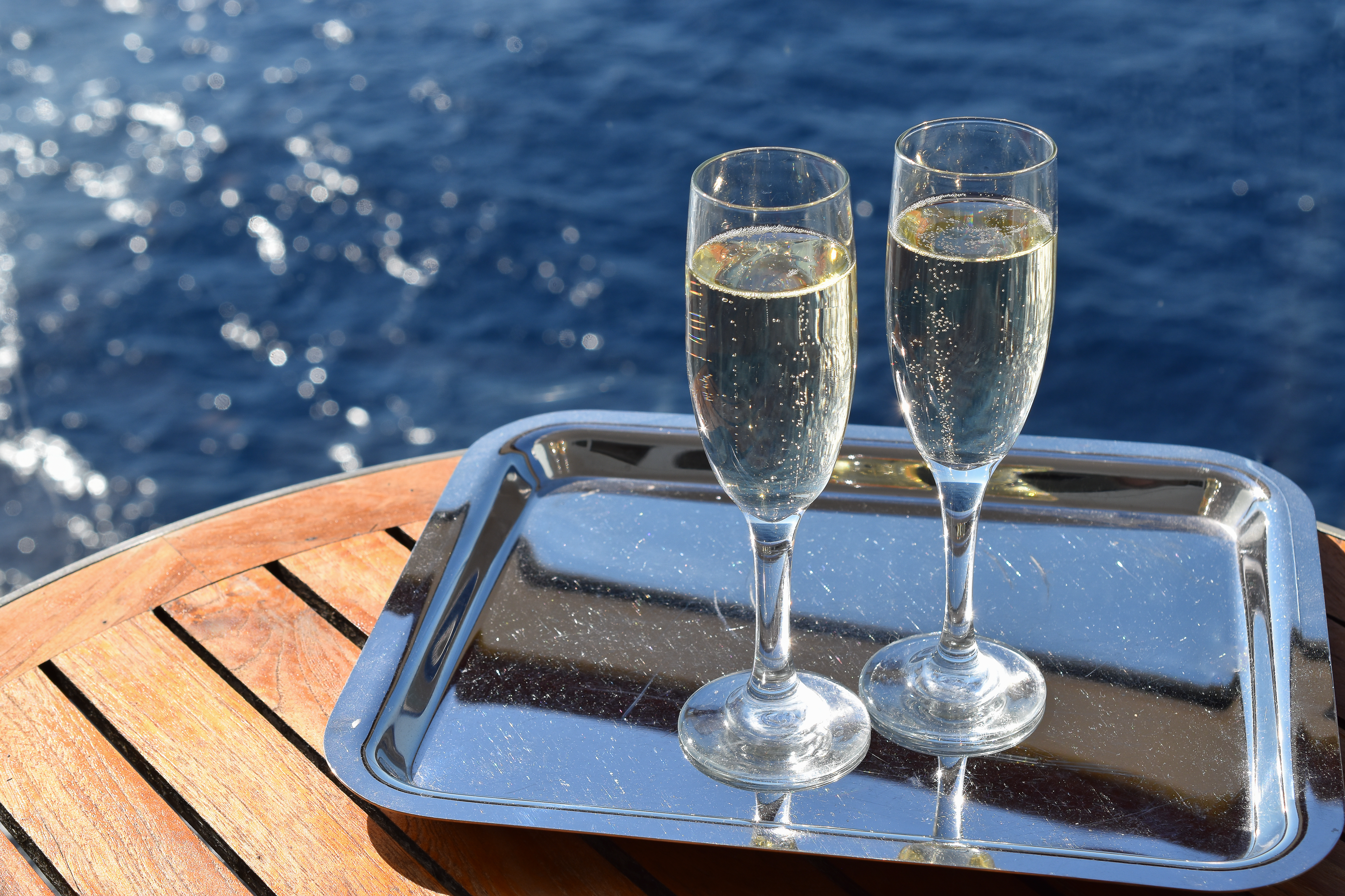 To champagne glas med mousserende vin på krydstogtskib med havudsigt