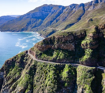 Betagende luftfoto af Chapman's Peak Drive langs Atlanterhavskysten i Cape Town, Sydafrika