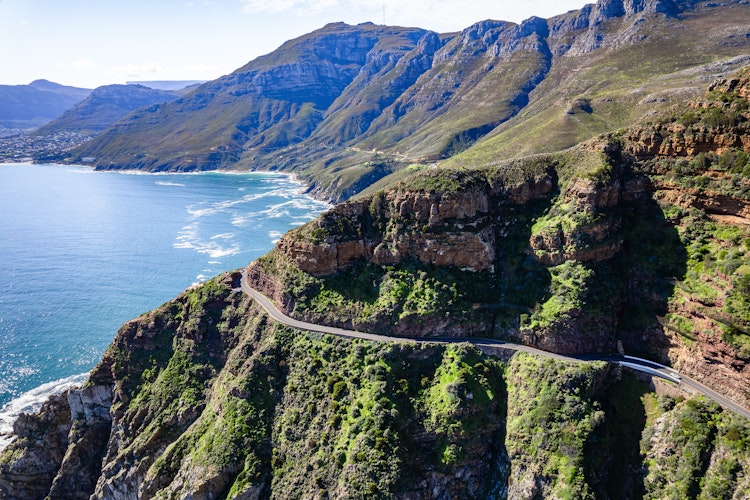 Betagende luftfoto af Chapman's Peak Drive langs Atlanterhavskysten i Cape Town, Sydafrika