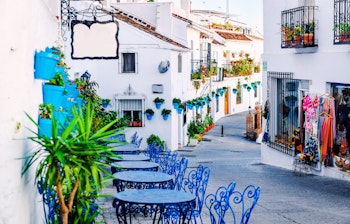 Idyllisk hvid gade med farverige blomsterkrukker i Mijas landsby, Andalusien, Costa del Sol, Sydspanien