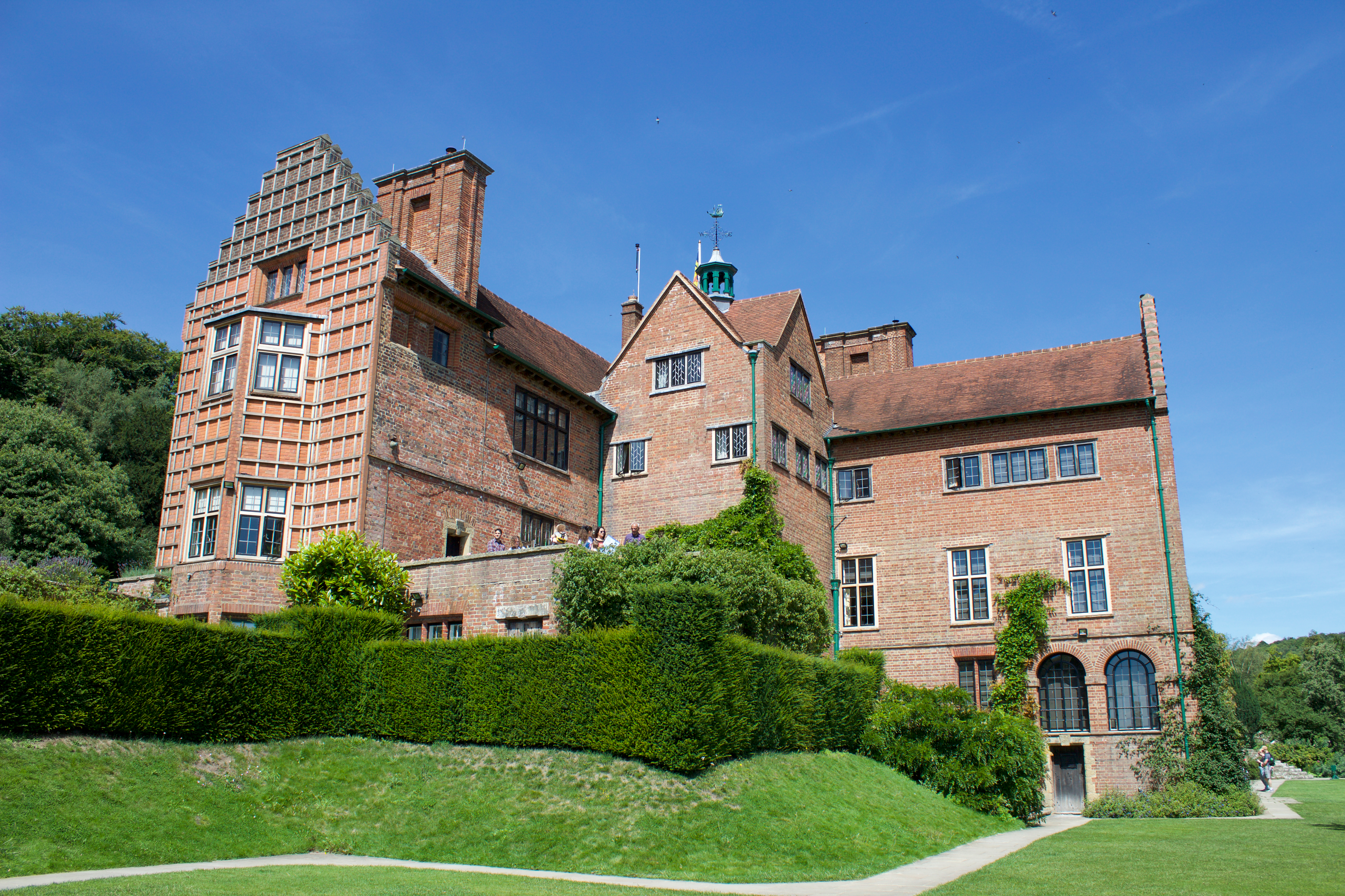 Chartwell herregård med røde mursten og smukke haver - Winston Churchills historiske hjem i Kent England