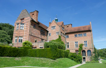 Chartwell herregård med røde mursten og smukke haver - Winston Churchills historiske hjem i Kent England