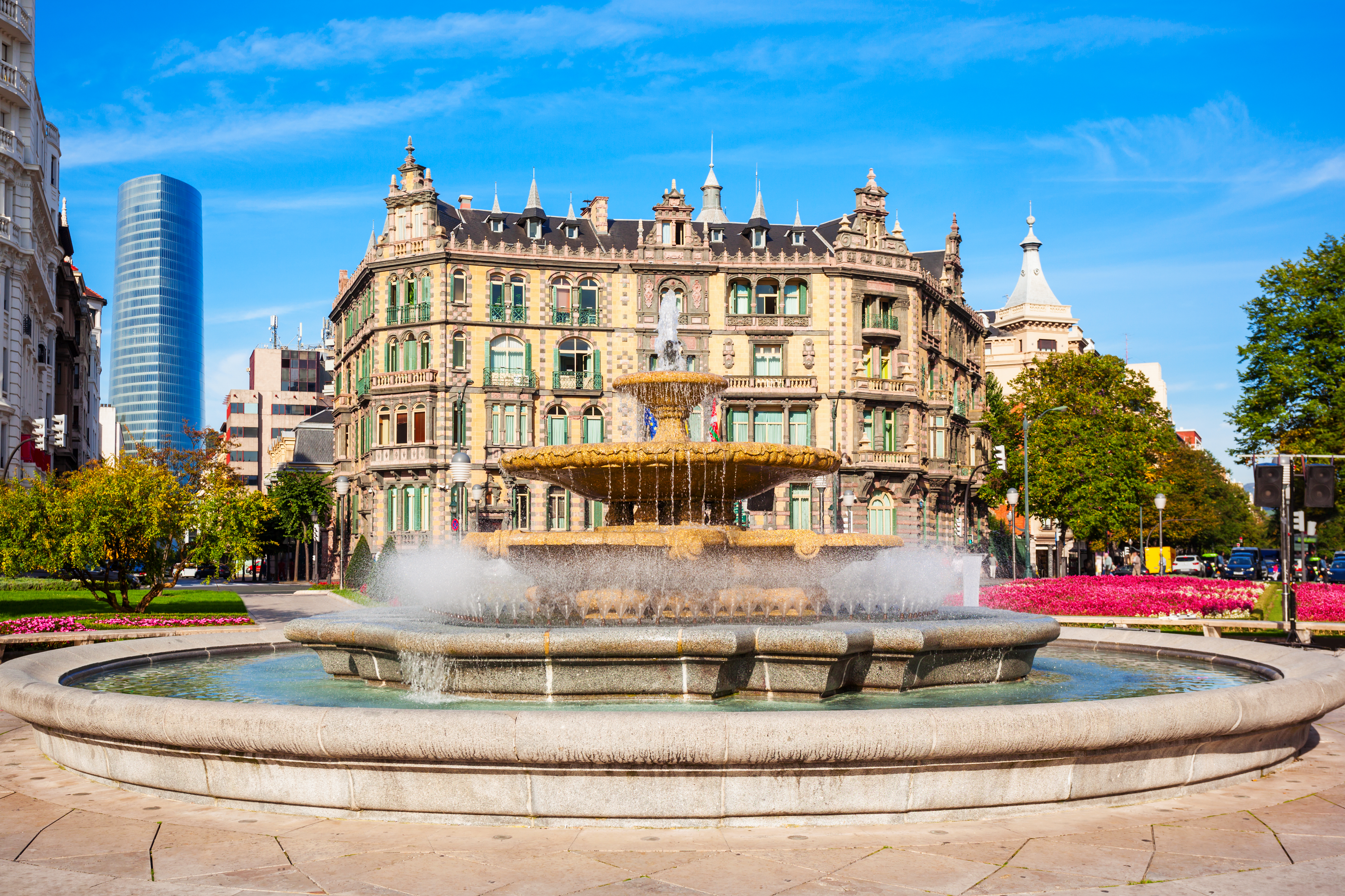 Det historiske Chavarri-palads ved Moyua-pladsen i Bilbao med traditionel flamsk arkitektur under blå himmel