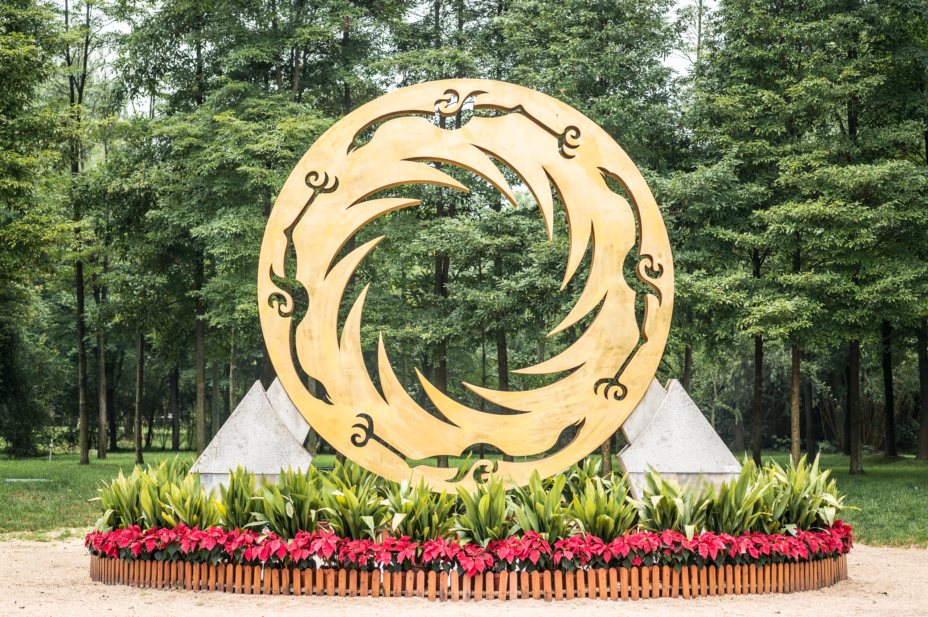 Antik gylden solfugl-artefakt fra Jinsha-ruinerne i Chengdu, Kina - betydningsfuldt kulturarvsymbol