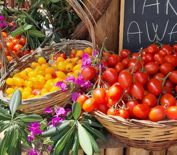 Farverige friske cherrytomater på et lokalt marked i Ischia Ponte, der viser øens autentiske kulinariske rigdom