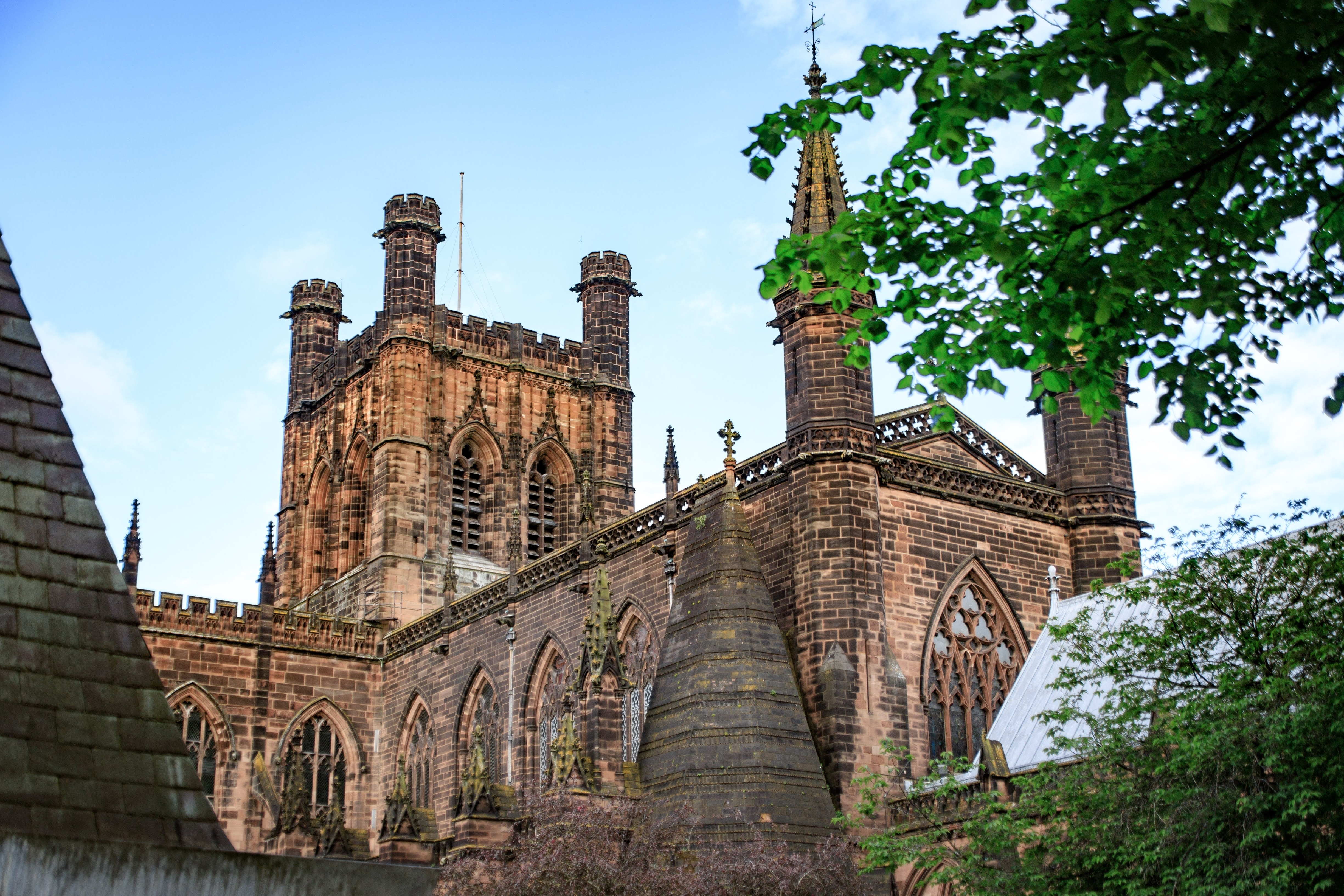 Fredelig morgen ved Chester Katedral med smukke haver og gotisk arkitektur, et historisk kulturelt landemærke i England