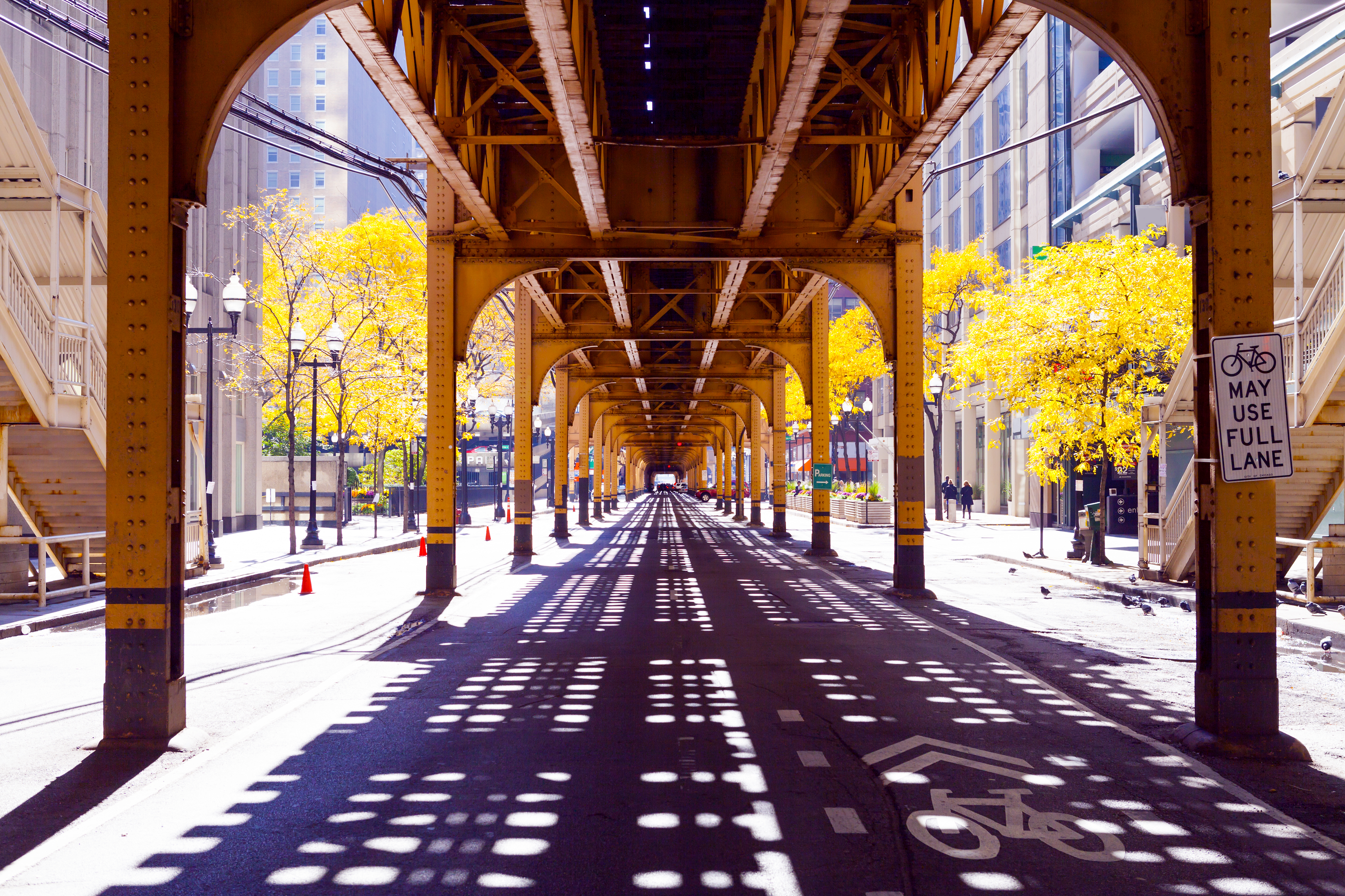 Chicago elevated train bro skaber urban tunnel med efterårstræer og byens bygninger