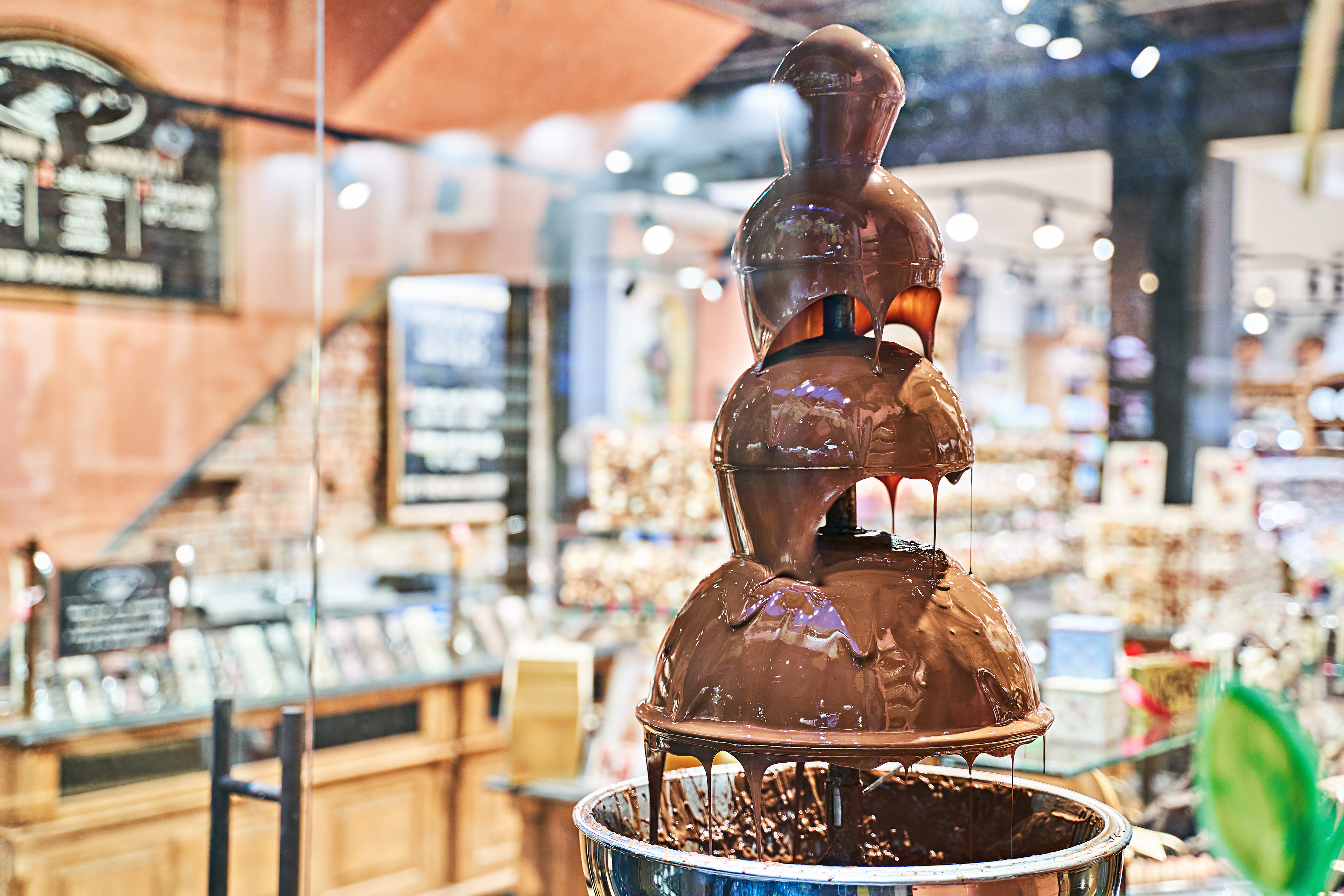 Imponerende chokoladefontæne i en lækker chokoladebutik i Bruxelles, Belgien
